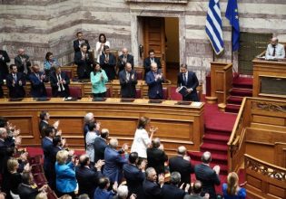 Η πρώτη «μάχη» των αρχηγών στη Βουλή – Οι εξαγγελίες Μητσοτάκη και η κατά μέτωπο επίθεση από τα κόμματα