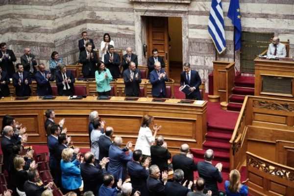 Η πρώτη «μάχη» των αρχηγών στη Βουλή – Οι εξαγγελίες Μητσοτάκη και η κατά μέτωπο επίθεση από τα κόμματα