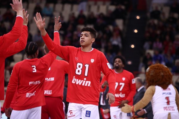 Ο Βενιαμίν Αμπόσι του Ολυμπιακού «λάμπει» με την Εθνική Εφήβων κι ετοιμάζεται για το Eurobasket (vid)