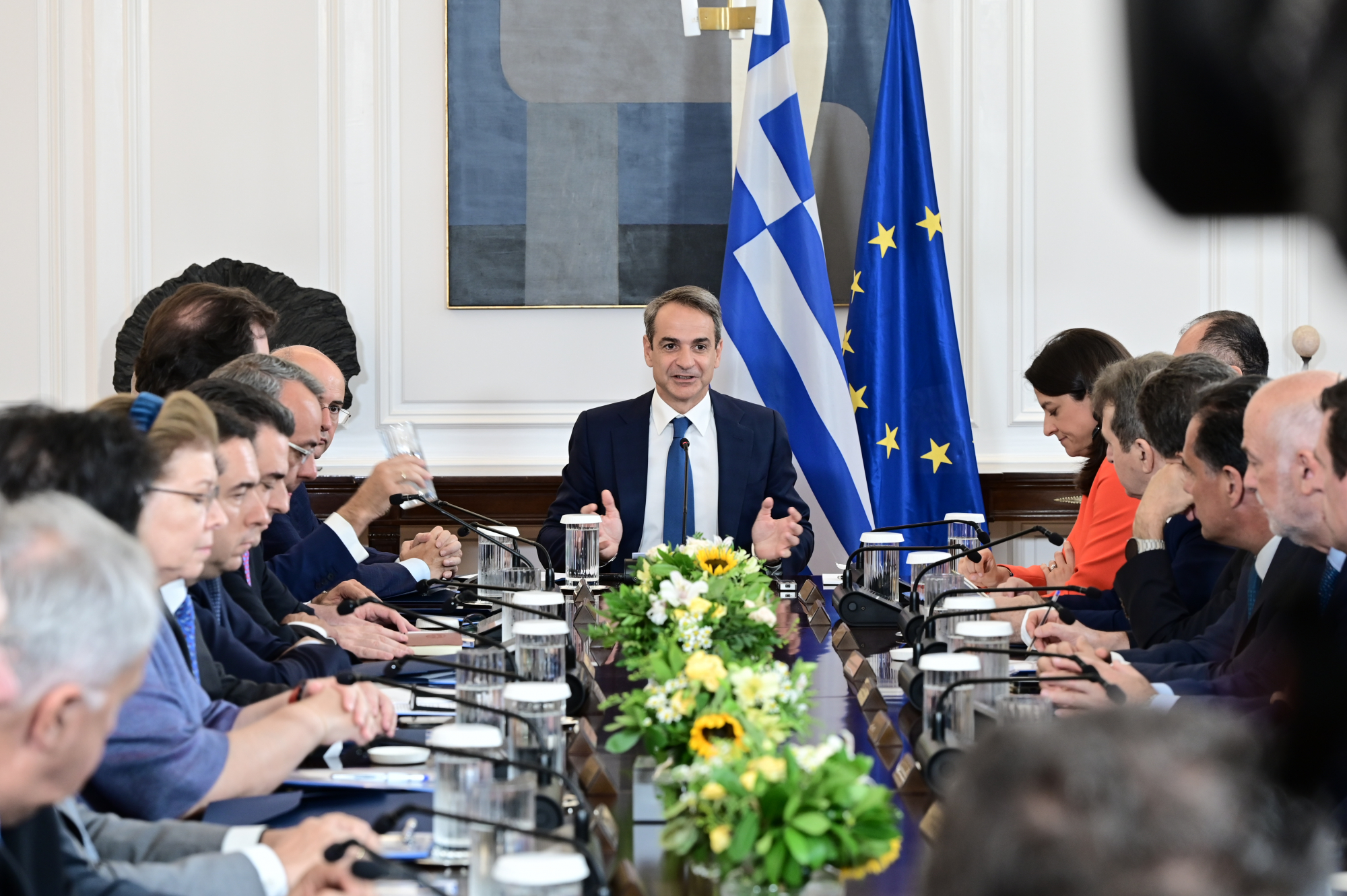 Greek cabinet to meet at 11.00 on Tuesday