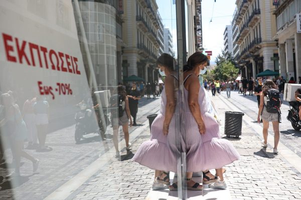 Καλοκαιρινές εκπτώσεις: Ξεκινούν σήμερα – Τι πρέπει να προσέξουν οι καταναλωτές