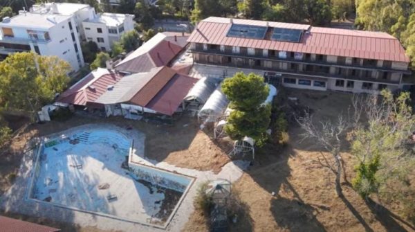 Συναγερμός στην Κηφισιά: Καίγεται το εγκαταλελειμμένο ξενοδοχείο Grand Chalet