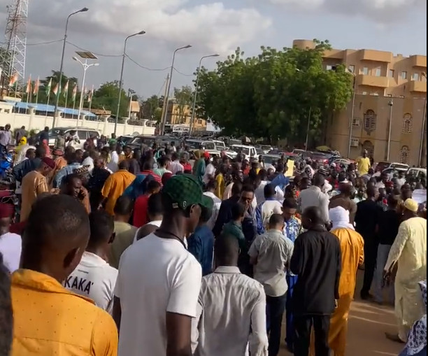 Νίγηρας: Φόβοι για απόπειρα πραξικοπήματος – Φρουροί κρατούν τον πρόεδρο μέσα στο προεδικό μέγαρο