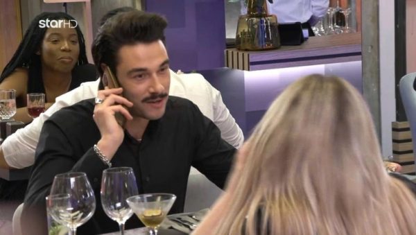 Απίθανος παίκτης στο First Dates πήρε τηλέφωνο τη μαμά του να την ρωτήσει… αν έχει αλλεργία – «35 χρονών μαντράχαλος»