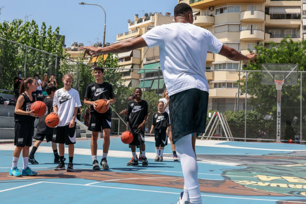 Μοίρασε χαμόγελα μέσω του μπάσκετ ο Γιάννης: «Σαν τον παλιό καιρό…» (pics)