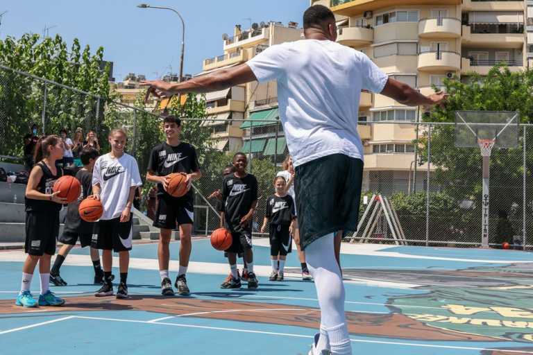 Μοίρασε χαμόγελα μέσω του μπάσκετ ο Γιάννης: «Σαν τον παλιό καιρό…» (pics)