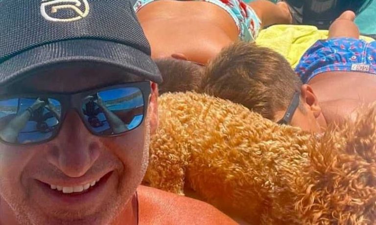 Γιώργος Λιάγκας: Στην Κίμωλο με τους γιους του