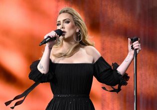 Adele: «Σταματήστε να πετάτε πράγματα»