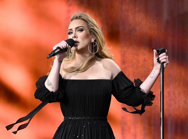 Adele: «Σταματήστε να πετάτε πράγματα»