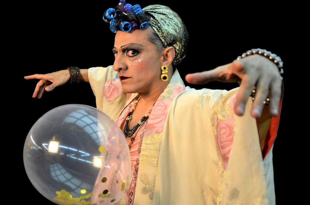 «Γίνεται δέντρο το πουλί;»: Η παράσταση εμπνευσμένη από το έργο του Χρ. Χωμενίδη στη Μικρή Επίδαυρο