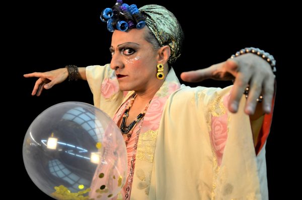 «Γίνεται δέντρο το πουλί;»: Η παράσταση εμπνευσμένη από το έργο του Χρ. Χωμενίδη στη Μικρή Επίδαυρο