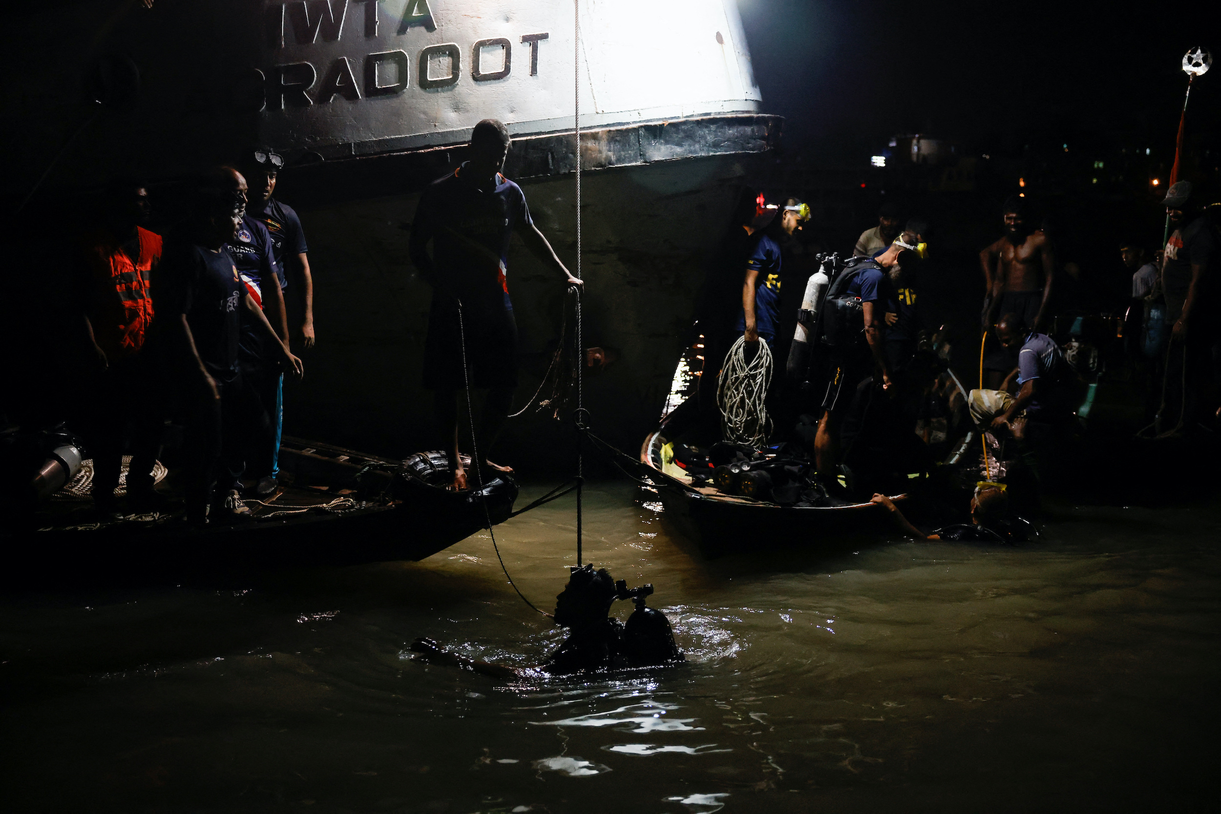 Τραγωδία στο Μπαγκλαντές: Τουλάχιστον τέσσερις νεκροί από βύθιση πλοιαρίου στον ποταμό Μπουριγκάνγκα