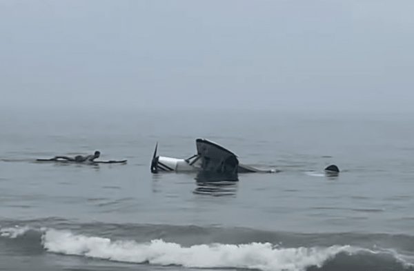 Καρέ καρέ η στιγμή που αεροσκάφος συντρίβεται στη θάλασσα