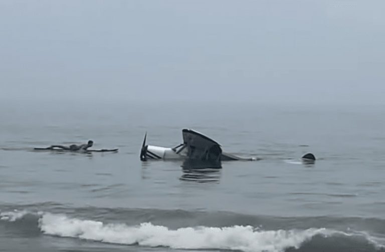 Καρέ καρέ η στιγμή που αεροσκάφος συντρίβεται στη θάλασσα