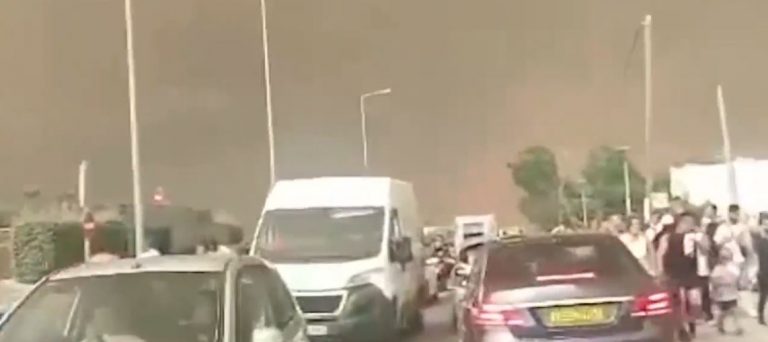 Φωτιά στη Ρόδο: «Περάσαμε πάνω από τις φλόγες για να ξεφύγουμε» – Συγκλονίζει μαρτυρία από τη φωτιά στη Ρόδο