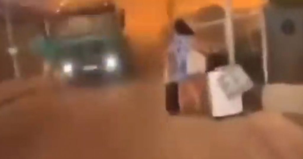 Ρόδος: «Άσε τις βαλίτσες, η ζωή σου κινδυνεύει» – Συγκλονιστικό βίντεο από διάσωση τουρίστριας