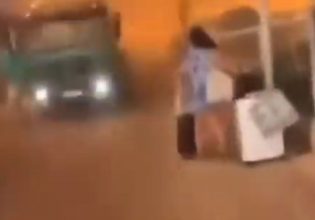 Ρόδος: «Άσε τις βαλίτσες, η ζωή σου κινδυνεύει» – Συγκλονιστικό βίντεο από διάσωση τουρίστριας