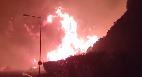 Φωτιά στη Ρόδο: Βίντεο από την πύρινη «κόλαση» στο Κιοτάρι – Καίγονται ξενοδοχεία και καταστήματα