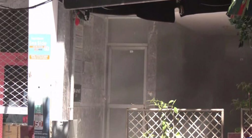 Θεσσαλονίκη: Ξέσπασε φωτιά στο κλιμακοστάσιο πολυκατοικίας – Απεγκλωβίστηκαν 3 άτομα