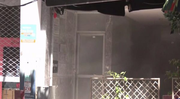 Θεσσαλονίκη: Ξέσπασε φωτιά στο κλιμακοστάσιο πολυκατοικίας – Απεγκλωβίστηκαν 3 άτομα