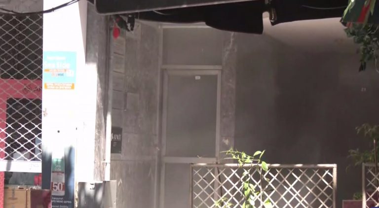 Θεσσαλονίκη: Ξέσπασε φωτιά στο κλιμακοστάσιο πολυκατοικίας – Απεγκλωβίστηκαν 3 άτομα