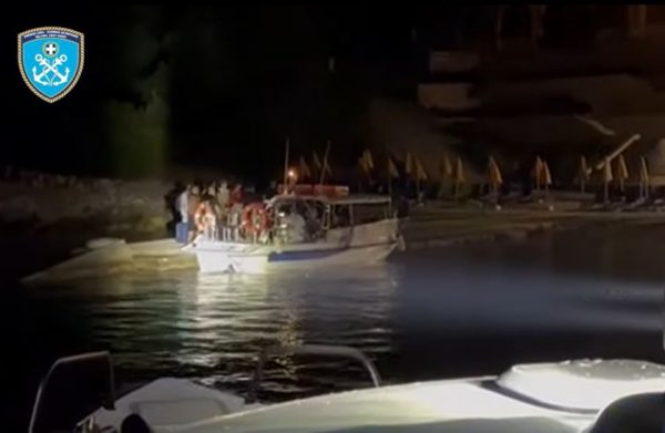 Φωτιά στην Κέρκυρα: Η στιγμή που το Λιμενικό απεγκλωβίζει κόσμο