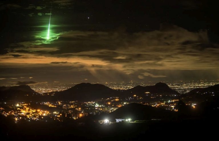 Αστροφυσικός του Χάρβαντ αναζητά συντρίμμια εξωγήινου σκάφους. Οι συνάδελφοί του εκνευρίζονται.