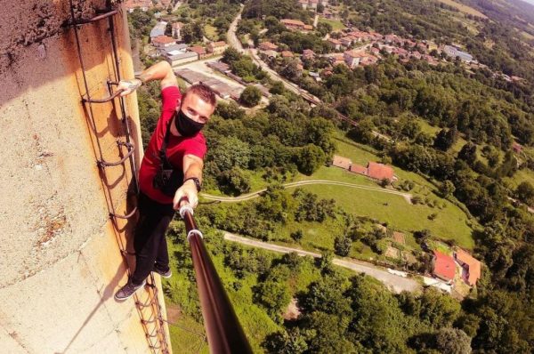 Χονγκ Κονγκ: Γνωστός κασκαντέρ έκανε «βουτιά» θανάτου από τον 68ο όροφο ουρανοξύστη