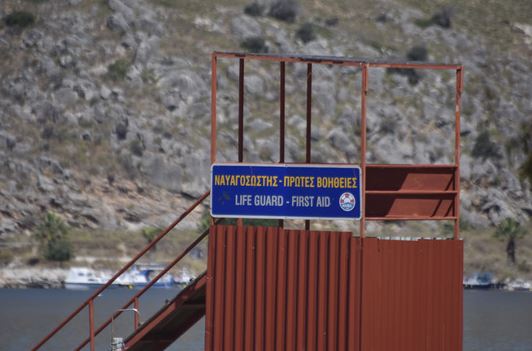 Ναυαγοσώστρια έσωσε πέντε παιδιά που παρασύρθηκαν στα βαθιά σε παραλία του Πηλίου