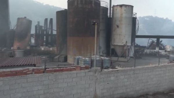 Φωτιά στα Μέγαρα: Καταστράφηκε ολοσχερώς εργοστάσιο με διαλύτες στην Βιομηχανική Ζώνη