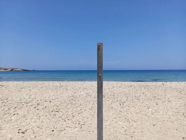 Εξαφανίστηκαν οι ταμπέλες που απαγόρευαν τον γυμνισμό σε παραλία της Γαύδου - Η ανάρτηση του Δήμου