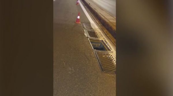 Τροχαίο: Αυτοκίνητο έπεσε σε ακάλυπτο φρεάτιο στην Κηφισίας και κατέληξε σε τοίχο