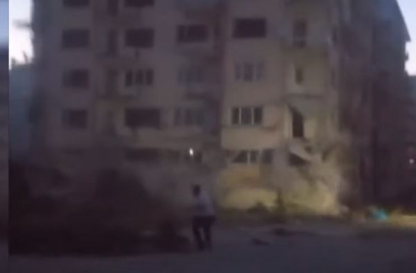 Τουρκία: Η στιγμή που οκταώροφο κτίριο καταρρέει σαν «χάρτινος πύργος» από μία πέτρα