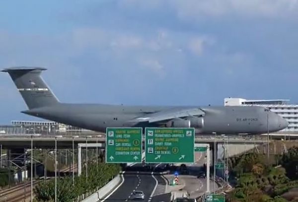 Αεροδρόμιο «Ελευθέριος Βενιζέλος»: Αμερικανικό μεταγωγικό πέρασε σε γέφυρα της Αττικής Οδού