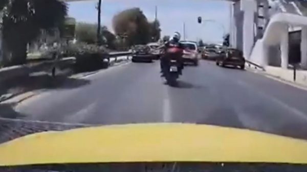 Ο αγώνας δρόμου οδηγού ταξί να μεταφέρει σε χρόνο-ρεκόρ στο Ωνάσειο τουρίστα με καρδιακό επεισόδιο – Βίντεο ντοκουμέντο