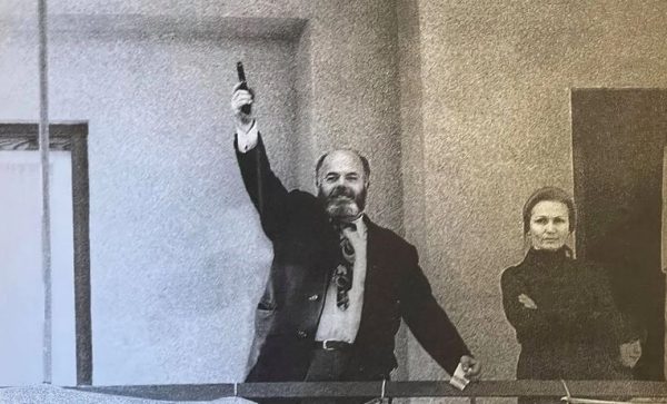 Βασίλης Τσιρώνης: Ο γιατρός που έκανε αεροπειρατεία και κήρυξε το διαμέρισμά του «ανεξάρτητο κράτος»