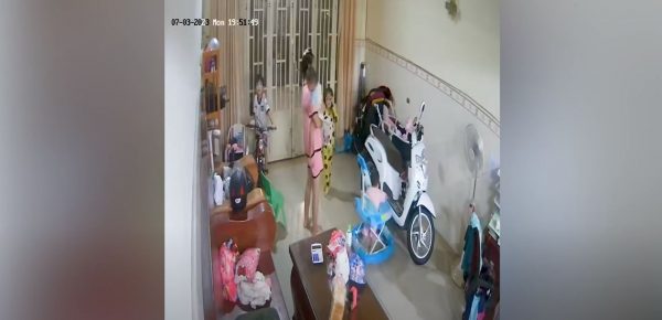 Καμπότζη: Μητέρα έσωσε το μωρό της λίγο πριν καταρρεύσει το ταβάνι του σπιτιού τους