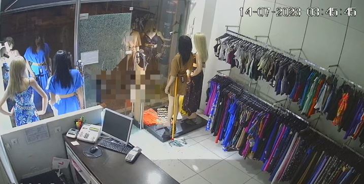 Δάφνη: Άγνωστος έσπασε τις βιτρίνες σε πέντε καταστήματα για να τα διαρρήξει - Βίντεο ντοκουμέντο