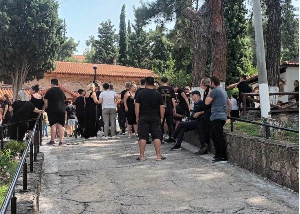 Θρήνος στην κηδεία της 16χρονης στο Ωραιόκαστρο – Τραγικές φιγούρες οι γονείς της