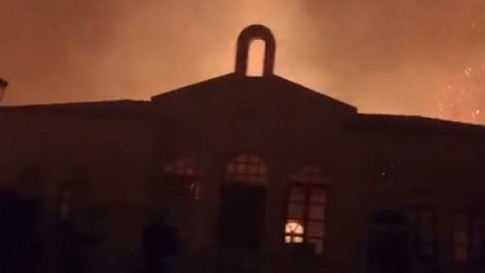 Φωτιά στη Ρόδο: «Βιβλική καταστροφή» στα Λάερμα – Η στιγμή που οι φλόγες τυλίγουν την εκκλησία του χωριού