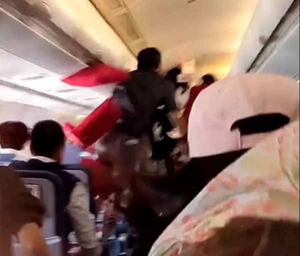 Θρίλερ σε πτήση στην Κίνα: Αναταράξεις εκτόξευσαν επιβάτες και πλήρωμα από τις θέσεις τους