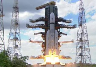 Σελήνη: Ιστορική μέρα για την Ινδία με την εκτόξευση αποστολής στο νότιο πόλο του φεγγαριού