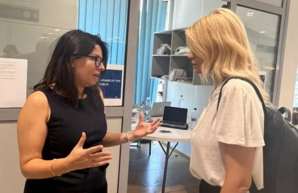 Φωτιά στη Ρόδο: Στο γραφείο στήριξης των τουριστών στο αεροδρόμιο η Έλενα Ράπτη