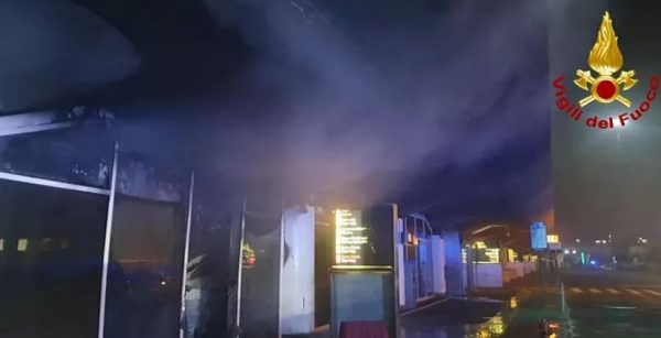 Κλειστό ως την Τετάρτη το βασικό αεροδρόμιο της Σικελίας μετά από φωτιά