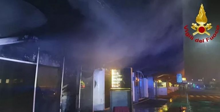 Κλειστό ως την Τετάρτη το βασικό αεροδρόμιο της Σικελίας μετά από φωτιά