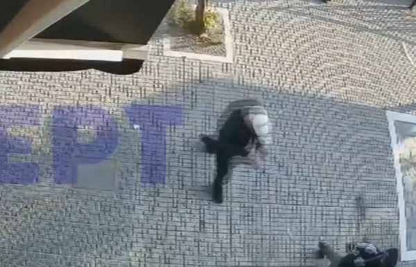 Βίντεο ντοκουμέντο από την εμπρηστική επίθεση σε κατάστημα γνωστού τράπερ στην Πετρούπολη