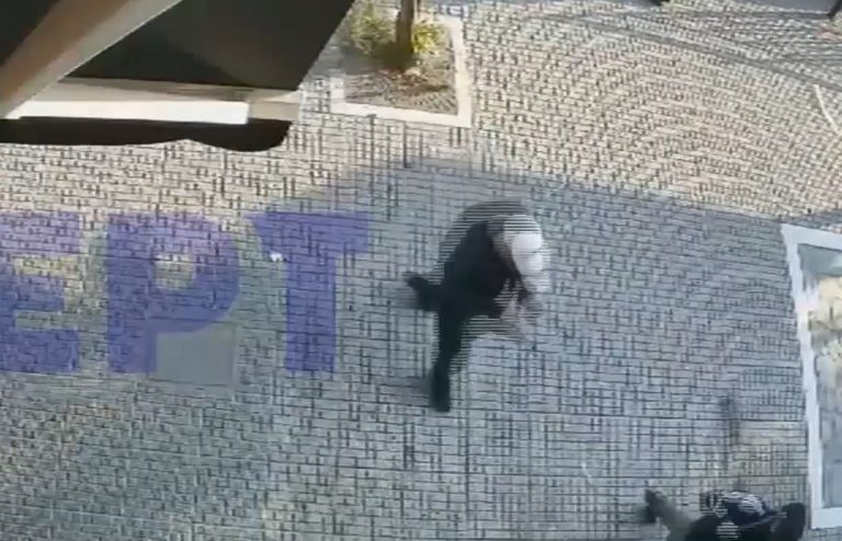 Βίντεο ντοκουμέντο από την εμπρηστική επίθεση σε κατάστημα γνωστού τράπερ στην Πετρούπολη