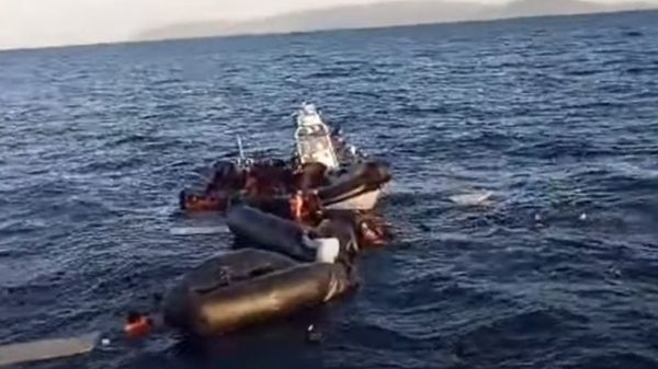 Λιμενικό: Η στιγμή που διακινητές σκίζουν λέμβο με πρόσφυγες – Βίντεο ντοκουμέντο