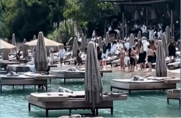 Σερβιτόρος στη Ρόδο: «Δεν θα βγάλουμε τις πλωτές ξαπλώστρες» - Προκαλεί το beach bar