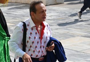 Σπύρος Μπιμπίλας: Ο λόγος που φόρεσε πουκάμισο με παπαγαλάκια στην ορκωμοσία της Βουλής